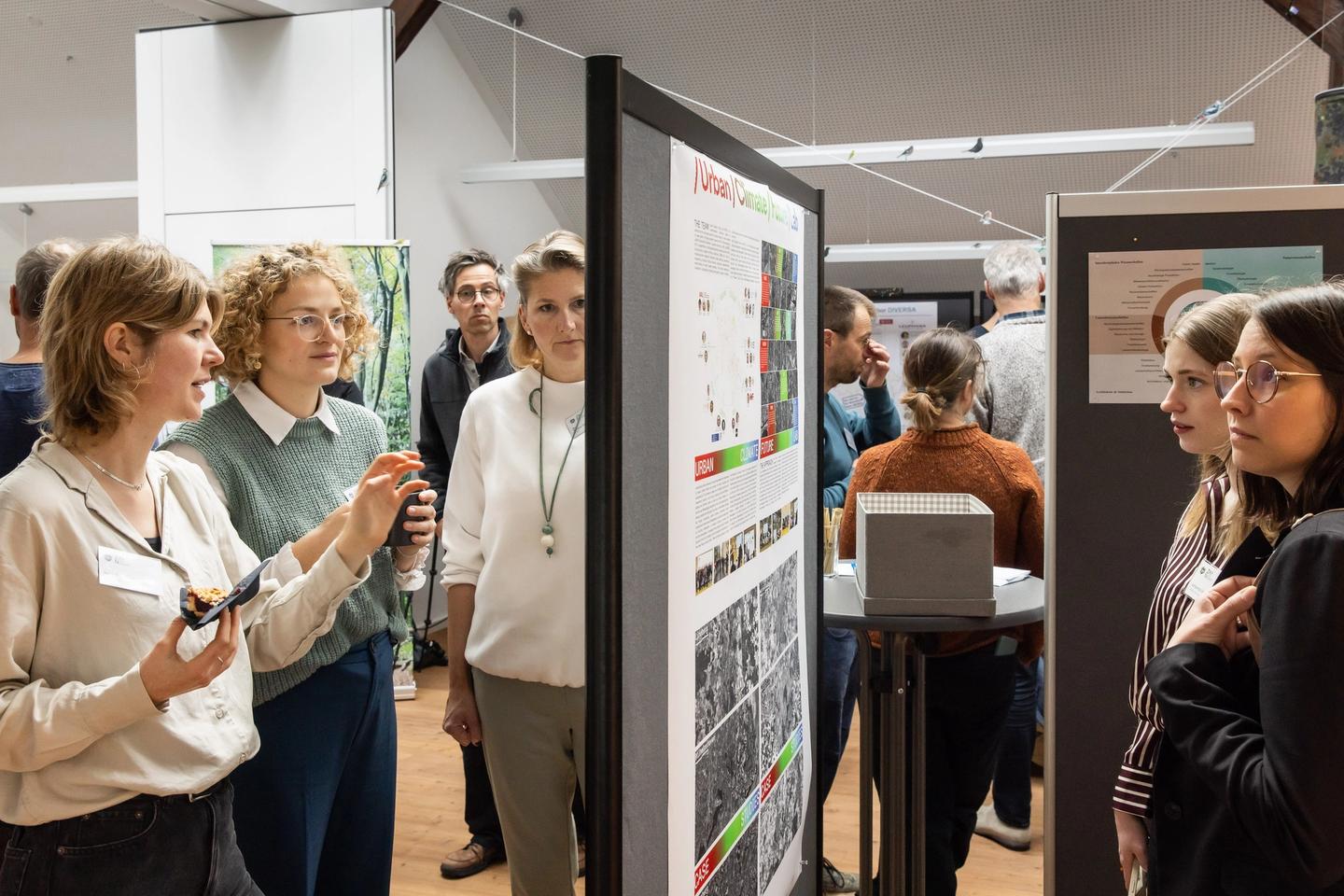 Menschen vor einem Plakat