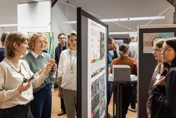 Menschen vor einem Plakat