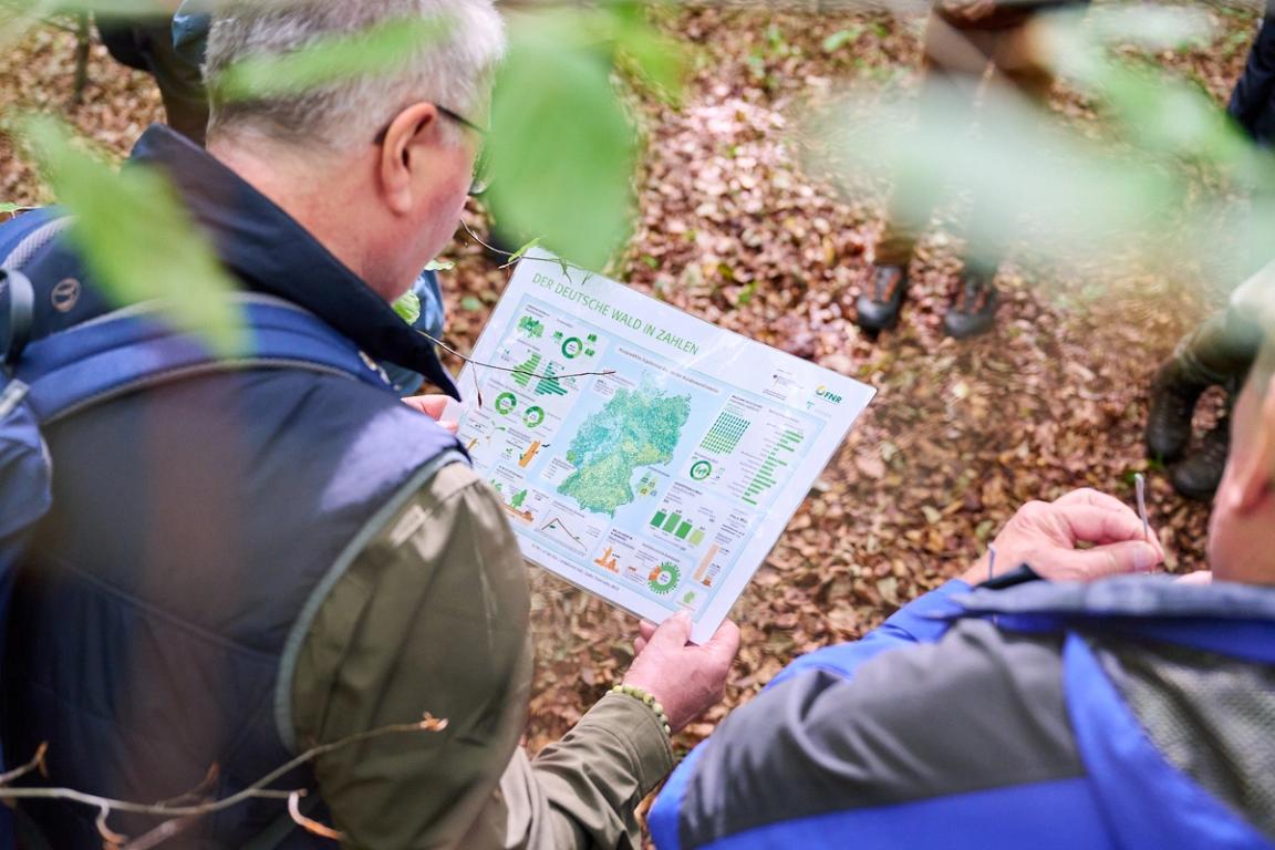 Wie steht es um den Wald in Deutschland? Anhand von Karten und Grafiken vermittelten die Forschenden zentrale Fakten zum Zustand der Wälder und zu den Folgen des Klimawandels.