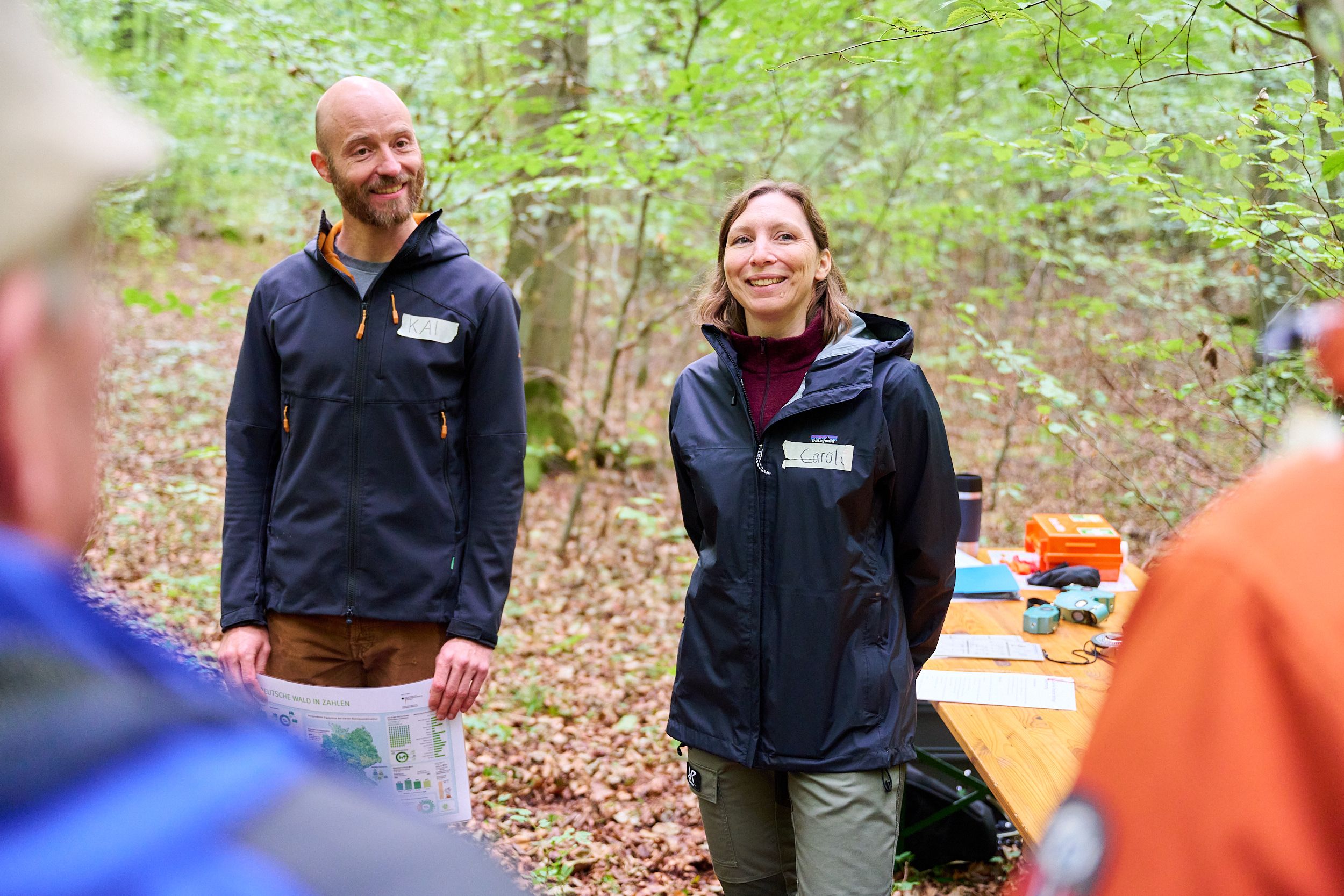 Wald vermessen und bewerten: Zwei Forschende erklären, wie forstliche Daten erhoben werden und welche Rolle ökonomische Fragen dabei spielen.
