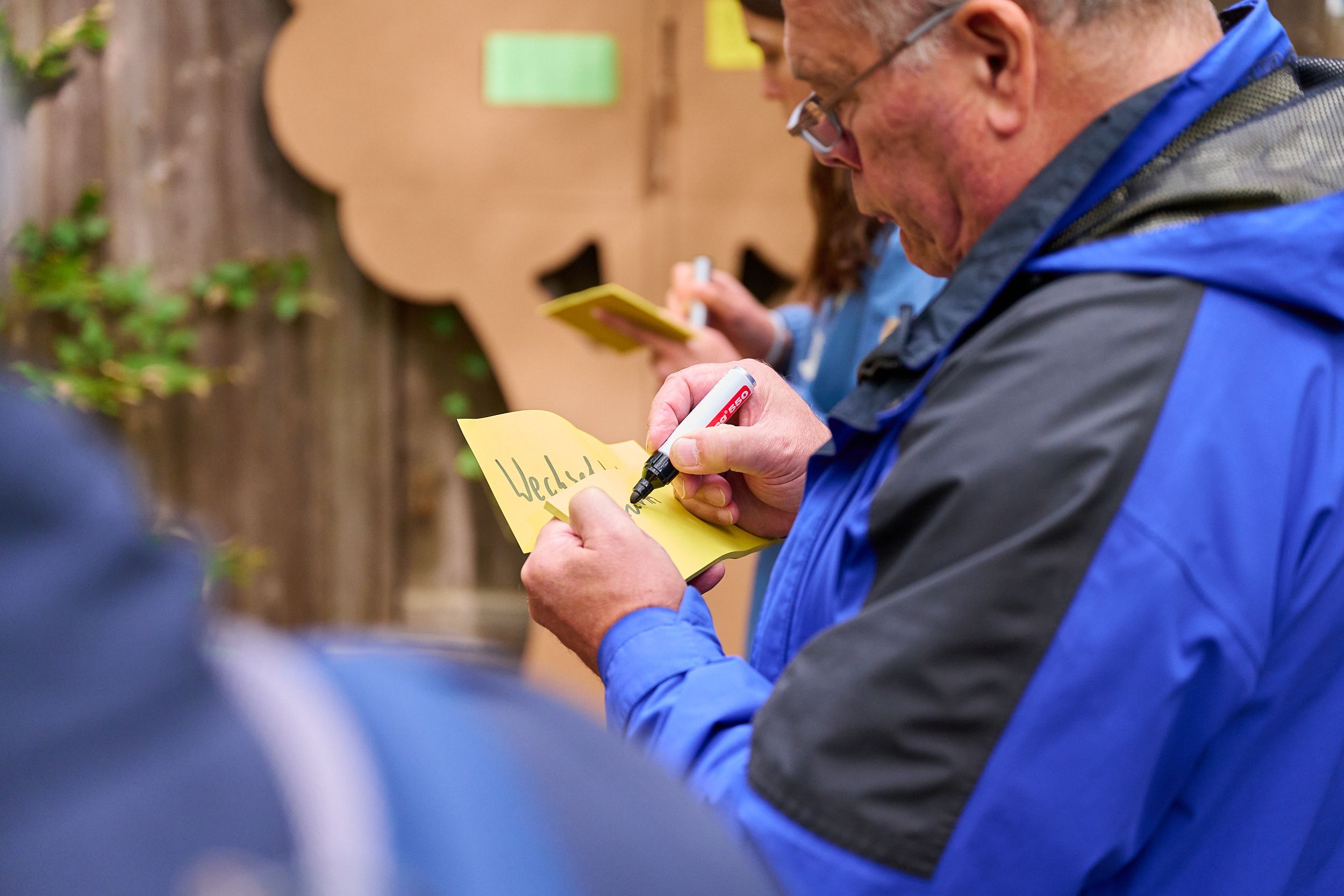 Welche Gedanken löst der Wald im Klimawandel aus? Die Teilnehmenden hielten ihre spontanen Assoziationen auf Post-its fest.