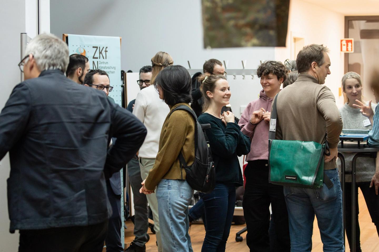 Menschen tauschen sich auf dem Marktplatz aus
