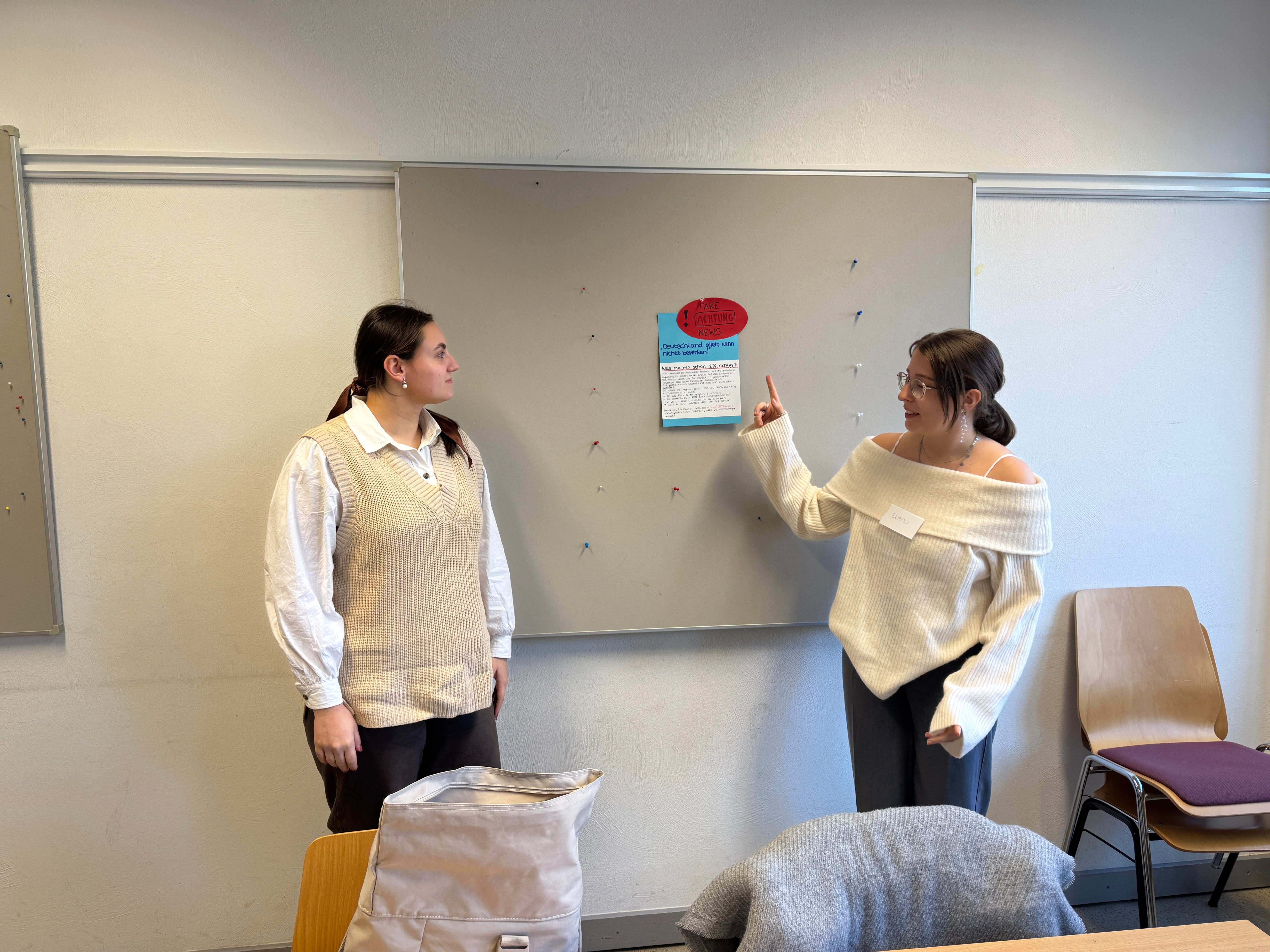 Sofia und Elena stellen ihre Ergebnisse aus der Gruppenarbeit vor. Falschaussage widerlegen in der kurzen Form eines Instagram-Posts.