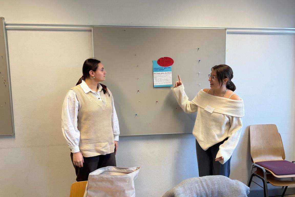 Sofia und Elena stellen ihre Ergebnisse aus der Gruppenarbeit vor. Falschaussage widerlegen in der kurzen Form eines Instagram-Posts.