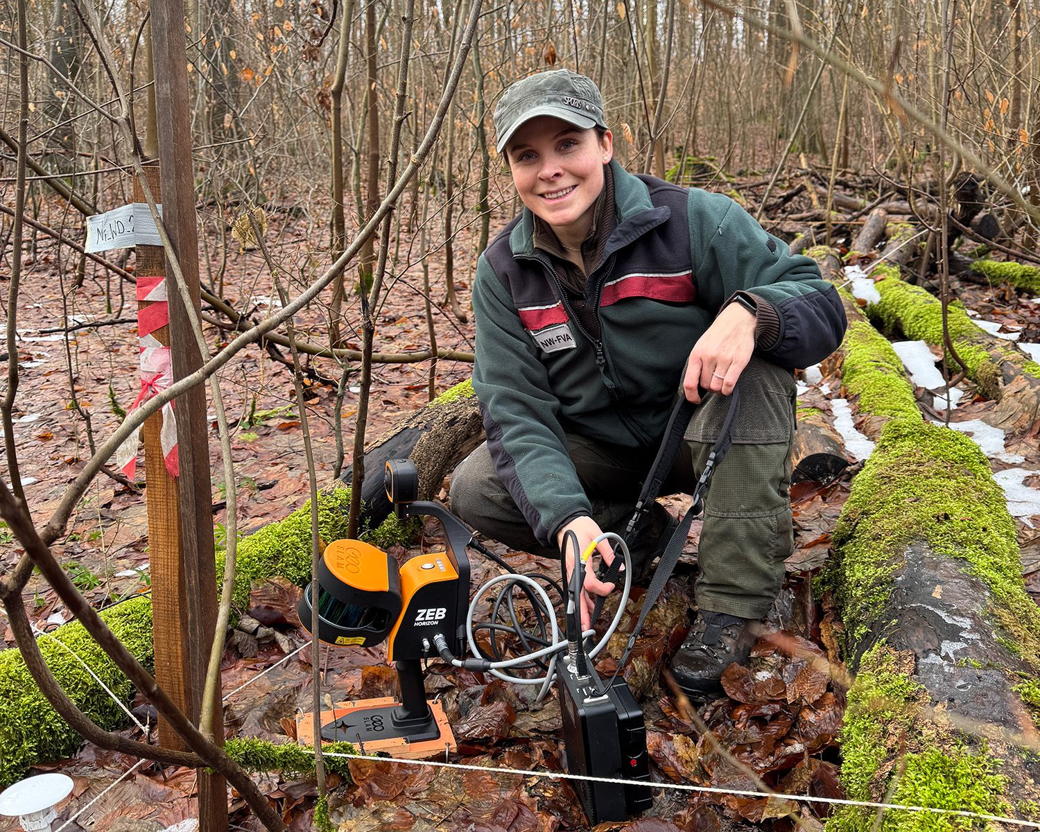 Letzte Vorbereitungen vor der Messung: Von der Mitte der Untersuchungsfläche, gekennzeichnet durch diesen Stab, geht die Aufnahme gleich los.  