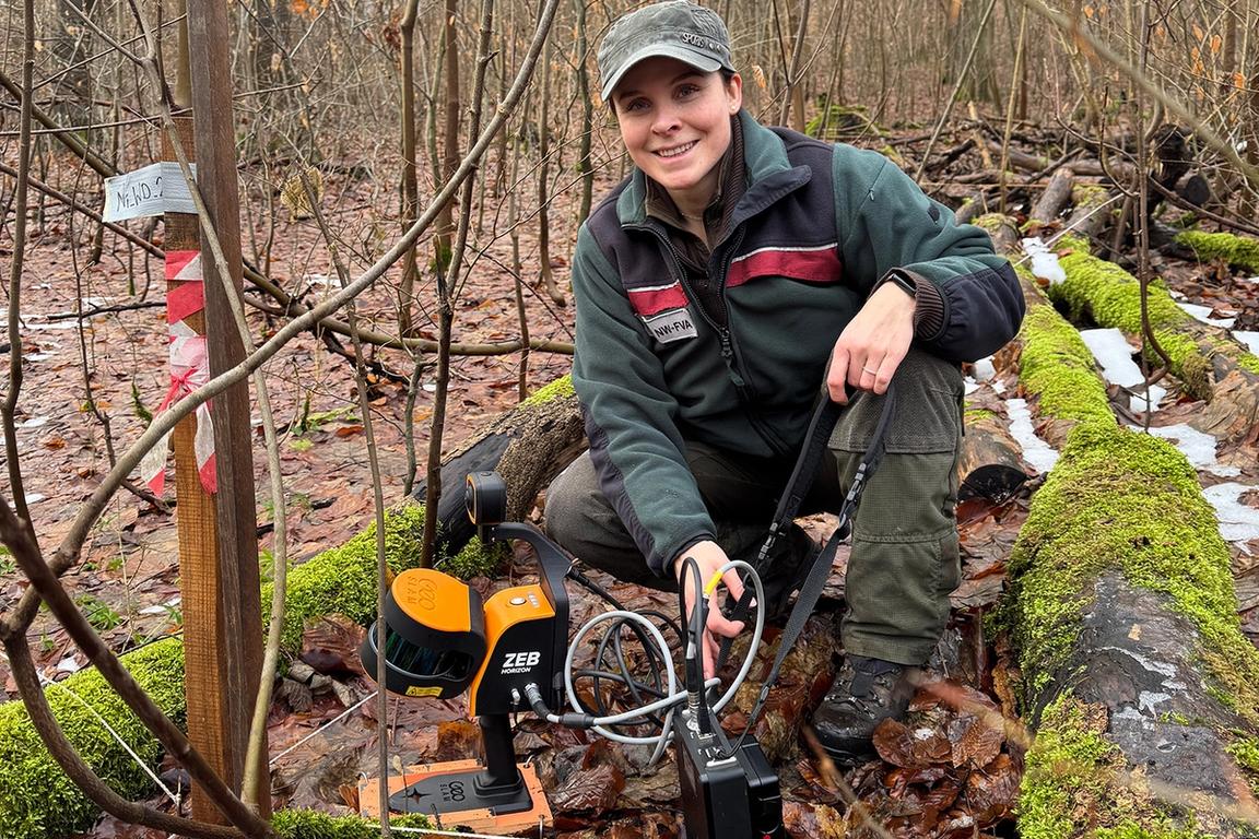 Letzte Vorbereitungen vor der Messung: Von der Mitte der Untersuchungsfläche, gekennzeichnet durch diesen Stab, geht die Aufnahme gleich los.