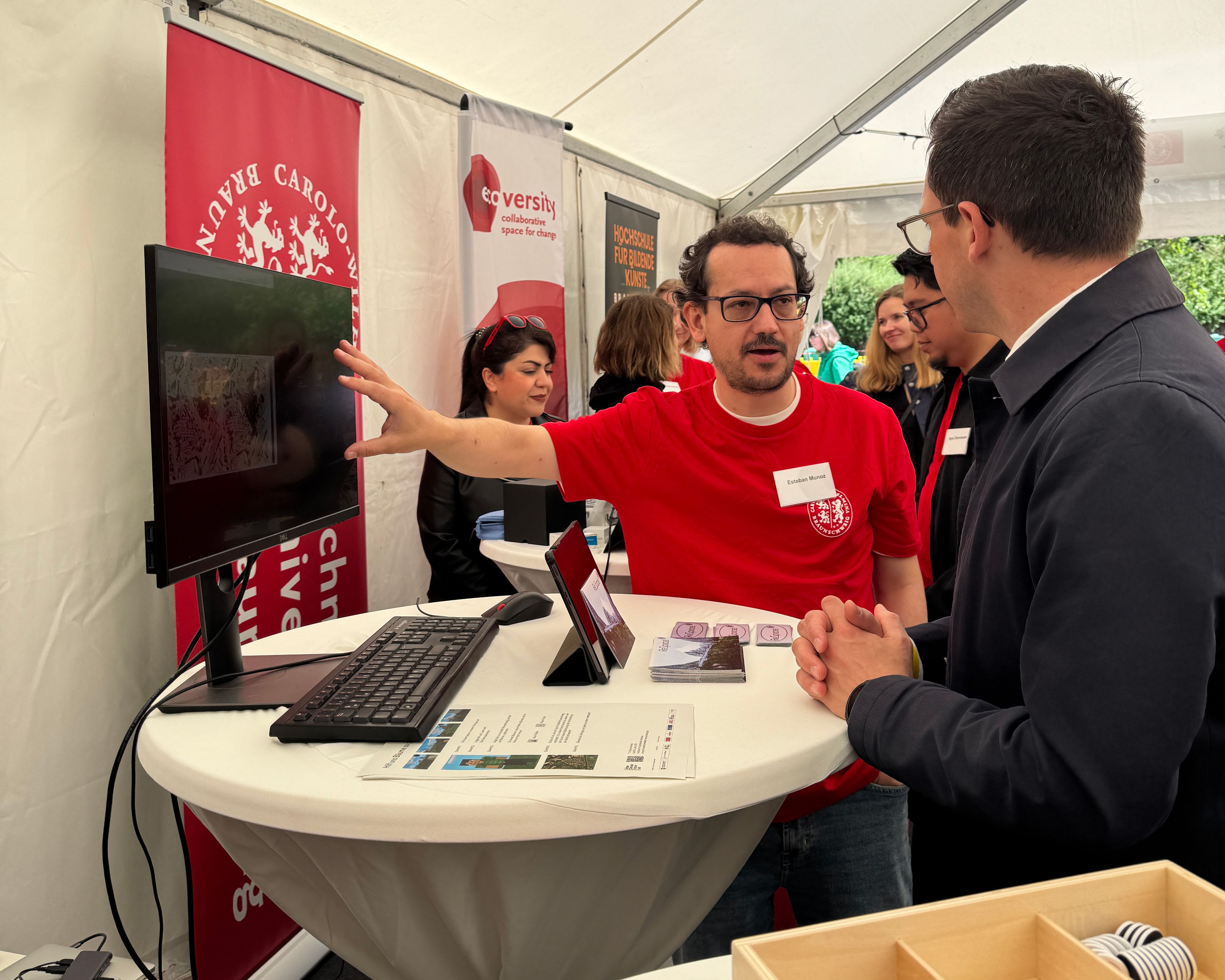 Austausch über die Stadt von morgen: Esteban Muñoz und Wissenschaftsminister Falko Mohrs im Gespräch über urbane Klimaanpassung.