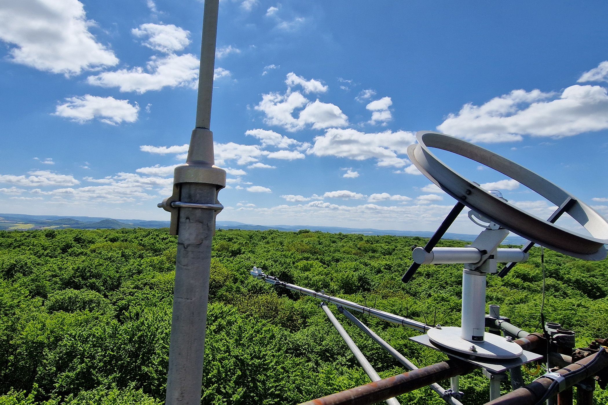 View from the CO₂ measurement tower over the Göttingen city forest. The corresponding measuring sensors can be seen in the foreground.