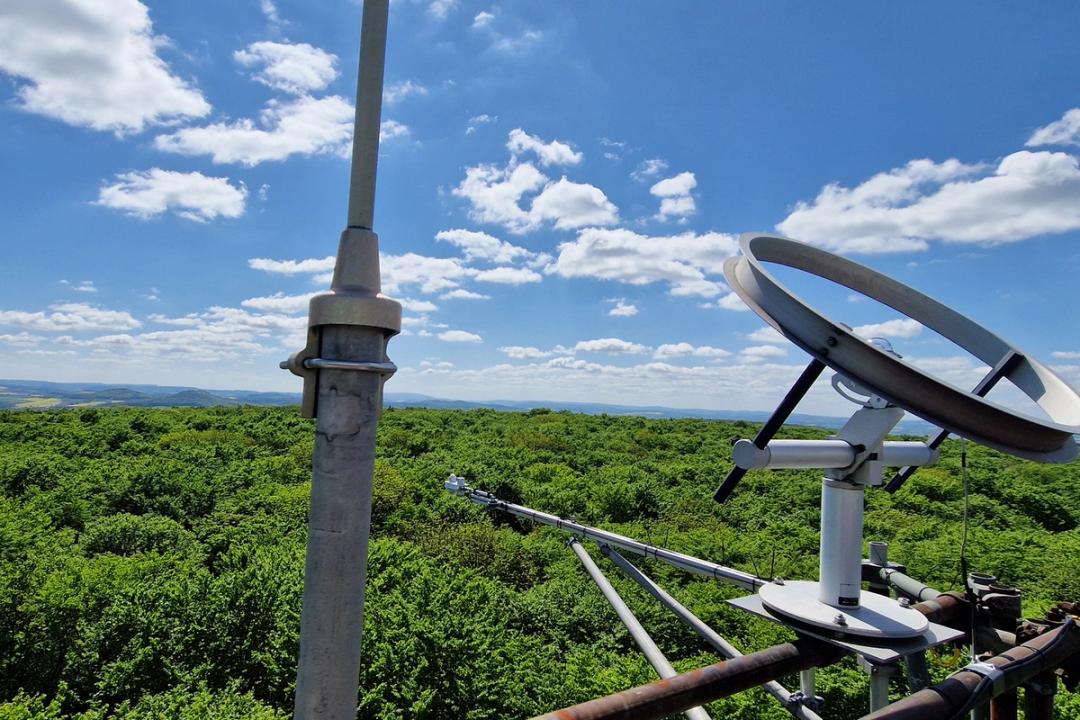 Der Blick vom CO₂-Messturm auf den Göttinger Stadtwald. Im Vordergrund sind entsprechende Messsensoren zu sehen.