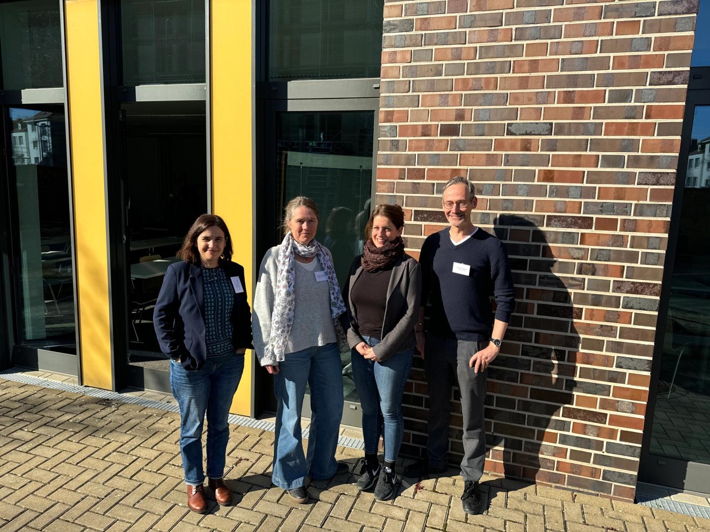 Gruppenbild des Organisationsteams des Workshops „Microbial Interactions in the Phytosphere“ (v.l.n.r.): Dr. Maria Pimenta Lange und Dr. Yvonne Becker, beide Julius Kühn-Institut, Katharina Zickwolf, Zentrum Klimaforschung Niedersachsen und Prof. Dr. André Fleißner, Institut für Genetik der Technischen Universität Braunschweig.