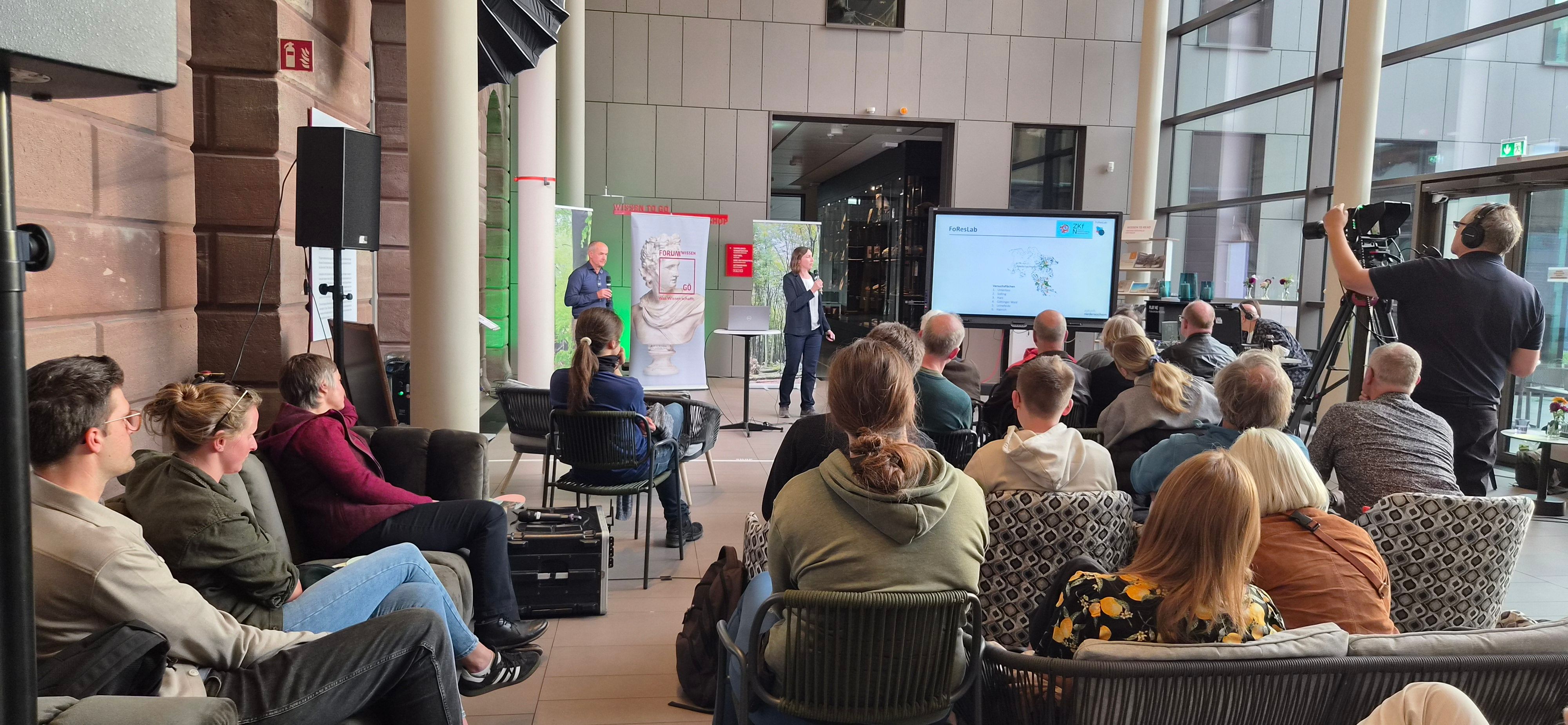 Am Abend ging der Austausch weiter: Beim interaktiven Vortrag „Kollaps – Krise – Chance?“ diskutierten Forschende und Teilnehmende über Wälder und Menschen im Klimawandel.