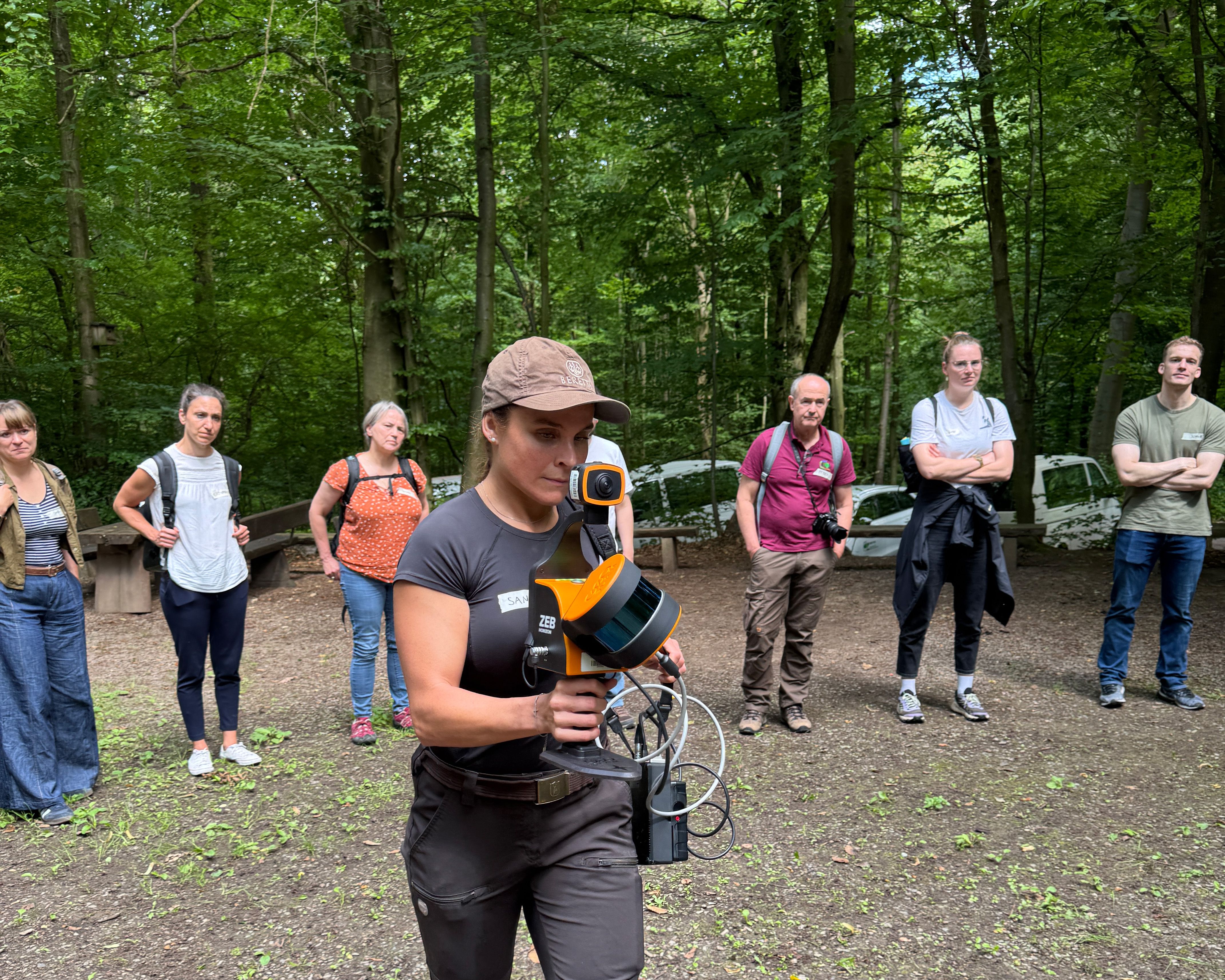 Dr. Sandra Peters demonstriert den Einsatz eines Laserscanners.