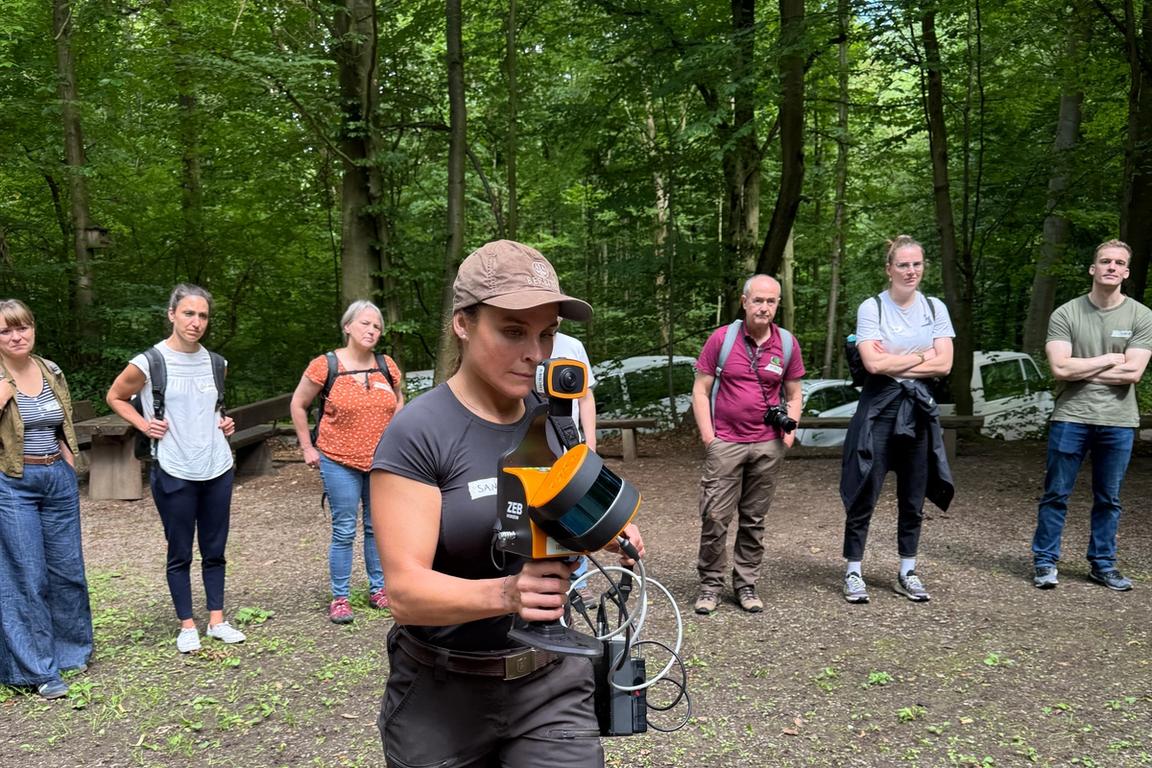 Dr. Sandra Peters demonstriert den Einsatz eines Laserscanners.