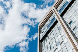 Blauer Himmel über der Fassade der TU Braunschweig