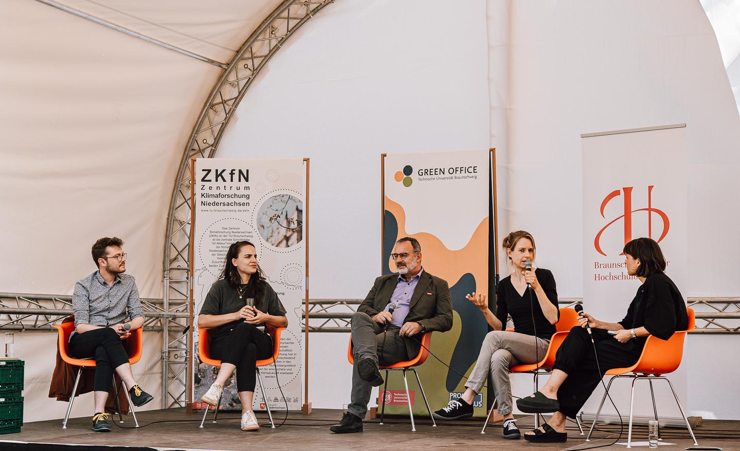 Durch das ZKfN organisierte Podiumsdiskussion zur Klimakommunikation am 15. Juni 2023 zur Eröffnung der ClimateCrisisClock mit Expert*innen aus ganz Deutschland