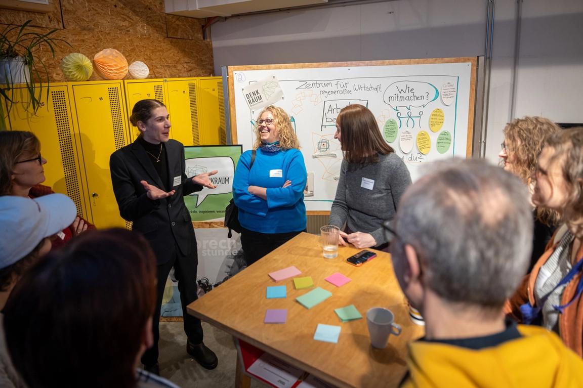 Teilnehmende diskutieren in der Gruppe.