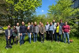 Gruppenbild des Koordinationskreises gemeinsam mit Mitgliedern des Klima.Zukunftslabors FoResLab beim Besuch des Klima.Zukunftslabors in Göttingen.