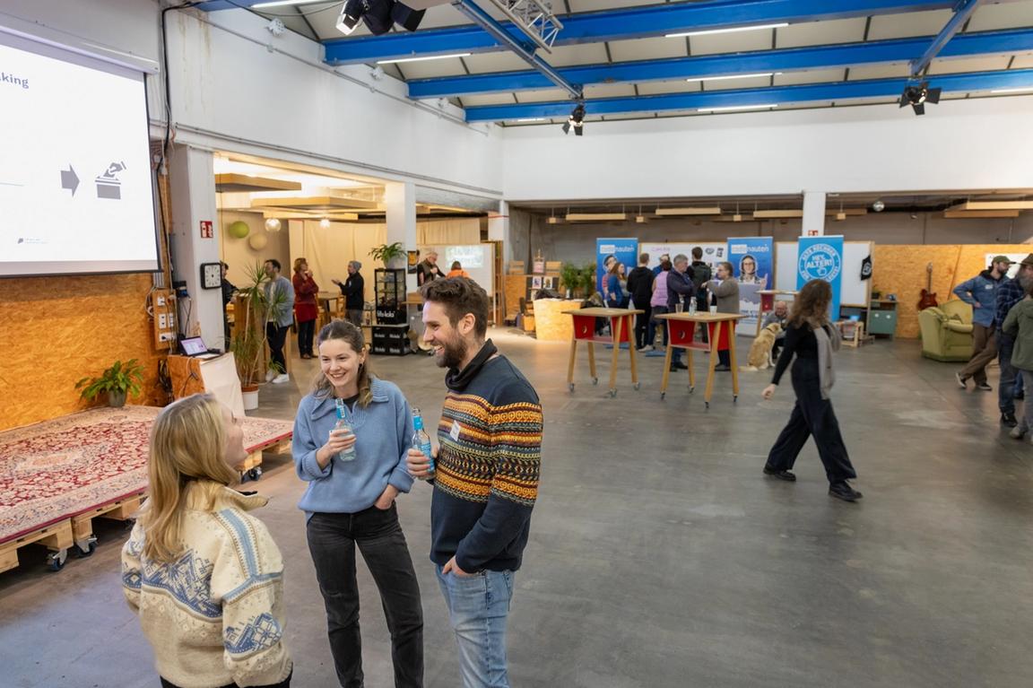 Teilnehmer*innen im Gespräch.