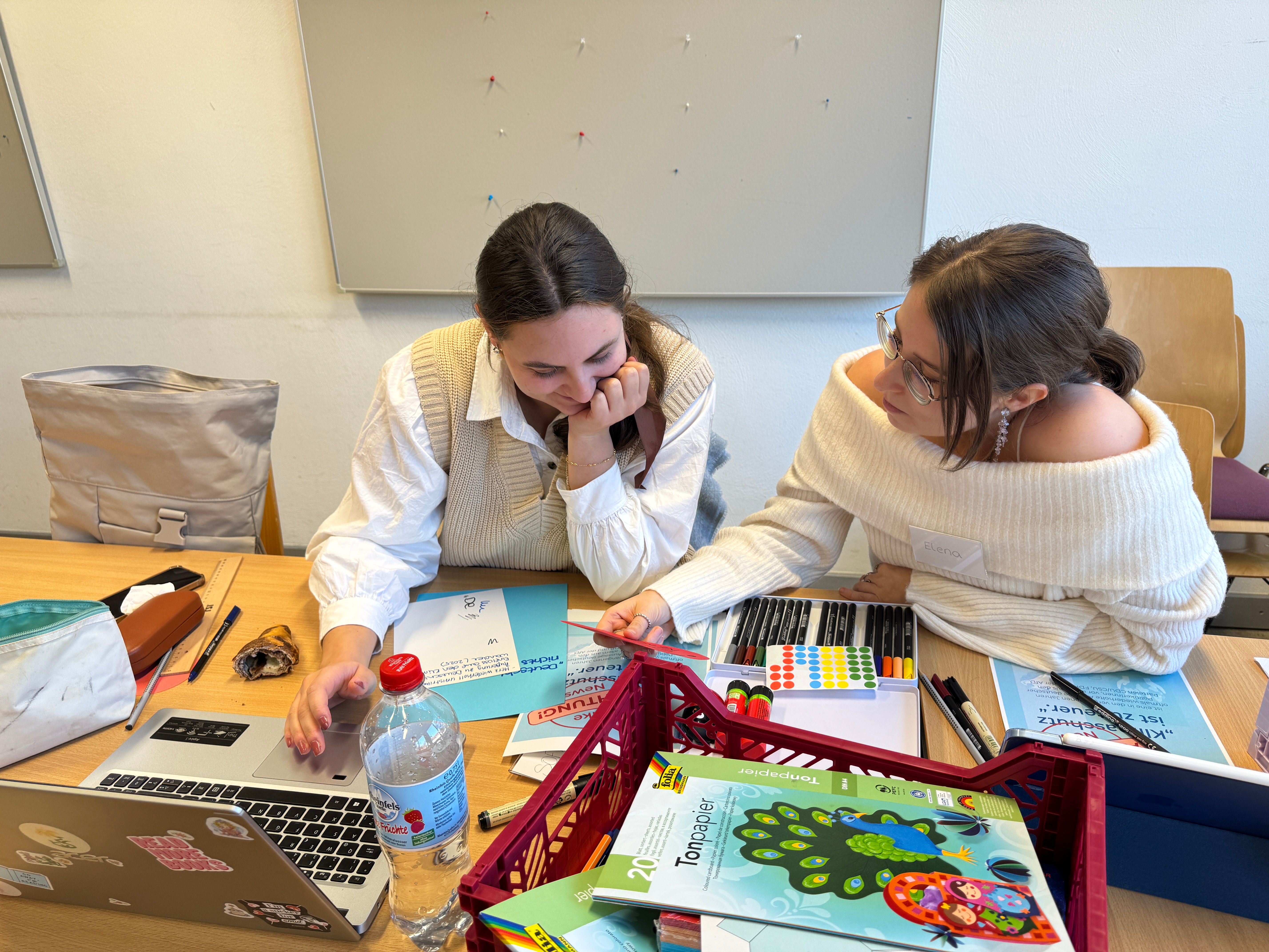 Sofia und Elena bearbeiten die Gruppenaufgabe und prüfen die Aussage:  „Deutschland allein kann den Klimawandel nicht verhindern.“ 