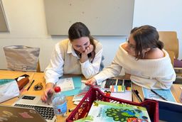 Sofia und Elena bearbeiten die Gruppenaufgabe und prüfen die Aussage: „Deutschland allein kann den Klimawandel nicht verhindern.“