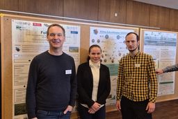 FoResLab-Sprecher Prof. Alexander Knohl gemeinsam mit DIVERSA-Forschungskoordinatorin Dr. Sandra Peters und DIVERSA-Sprecher Dr. Jonas Hagge (v.l.n.r.) vor ihren Projektpostern auf der Tagung der Forstlichen Versuchs- und Forschungseinrichtungen des deutschsprachigen Raumes