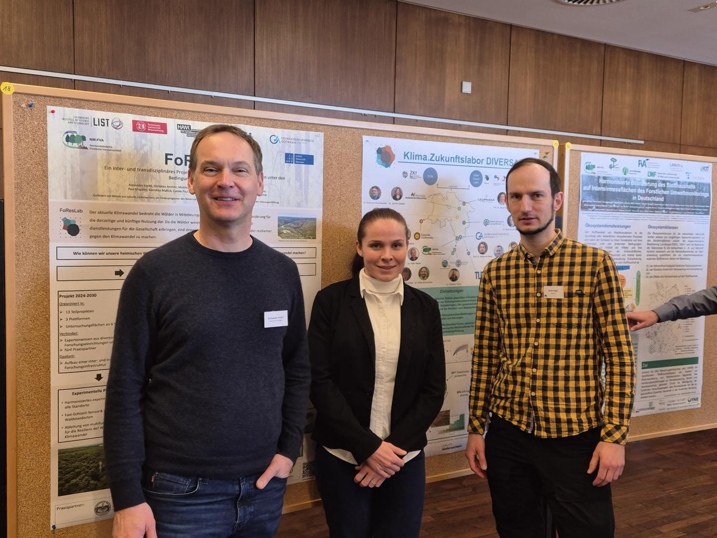 FoResLab-Sprecher Prof. Alexander Knohl gemeinsam mit DIVERSA-Forschungskoordinatorin Dr. Sandra Peters und DIVERSA-Sprecher Dr. Jonas Hagge (v.l.n.r.) vor ihren Projektpostern auf der Tagung der Forstlichen Versuchs- und Forschungseinrichtungen des deutschsprachigen Raumes