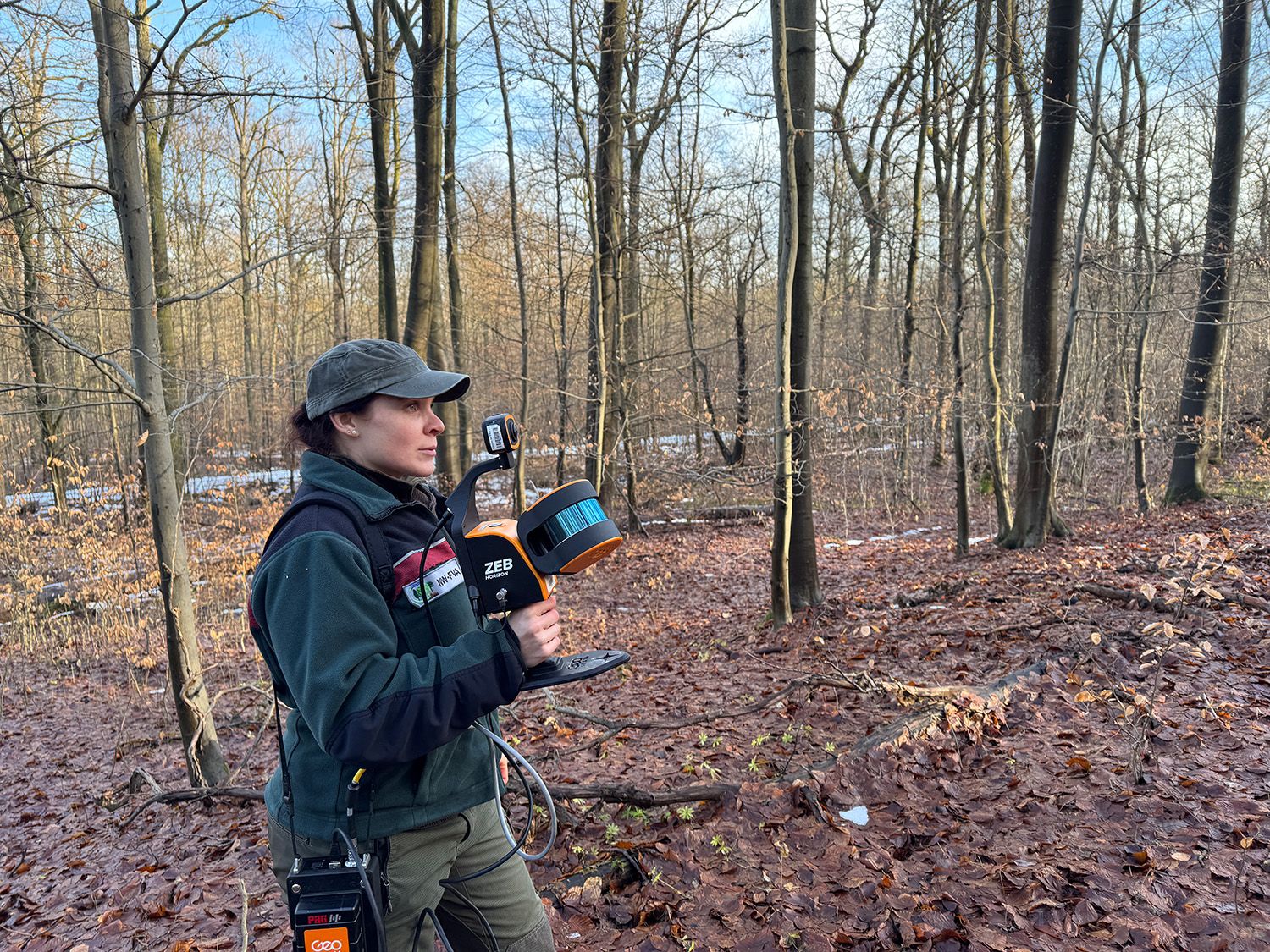 Mit dem Laserscanner in der Hand schreitet Dr. Sandra Peters die Untersuchungsfläche langsam ab.