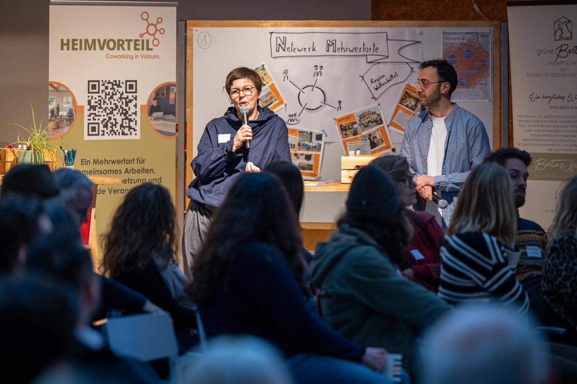 Mitorganisatorin Sandra Heerwagen im Gespräch mit Moderator Feridun Öztoprak.