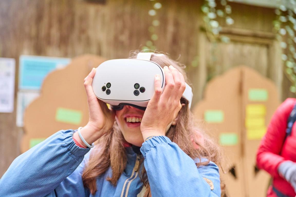 Wald aus der 360°-Perspektive: Mit der VR-Brille erleben Teilnehmende verschiedene Forschungsflächen und erfahren, wie damit die Wahrnehmung von Waldveränderungen untersucht wird.