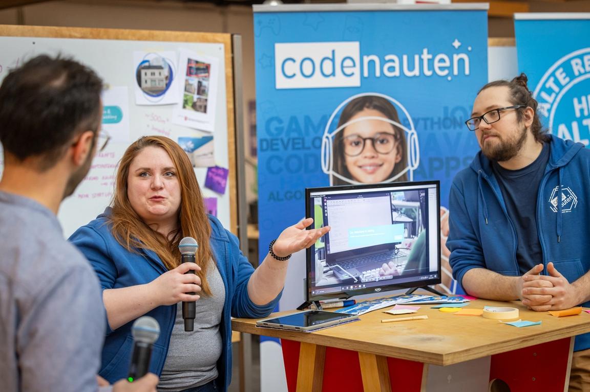 Die Codenauten im Gespräch mit Moderator Feridun Öztoprak.