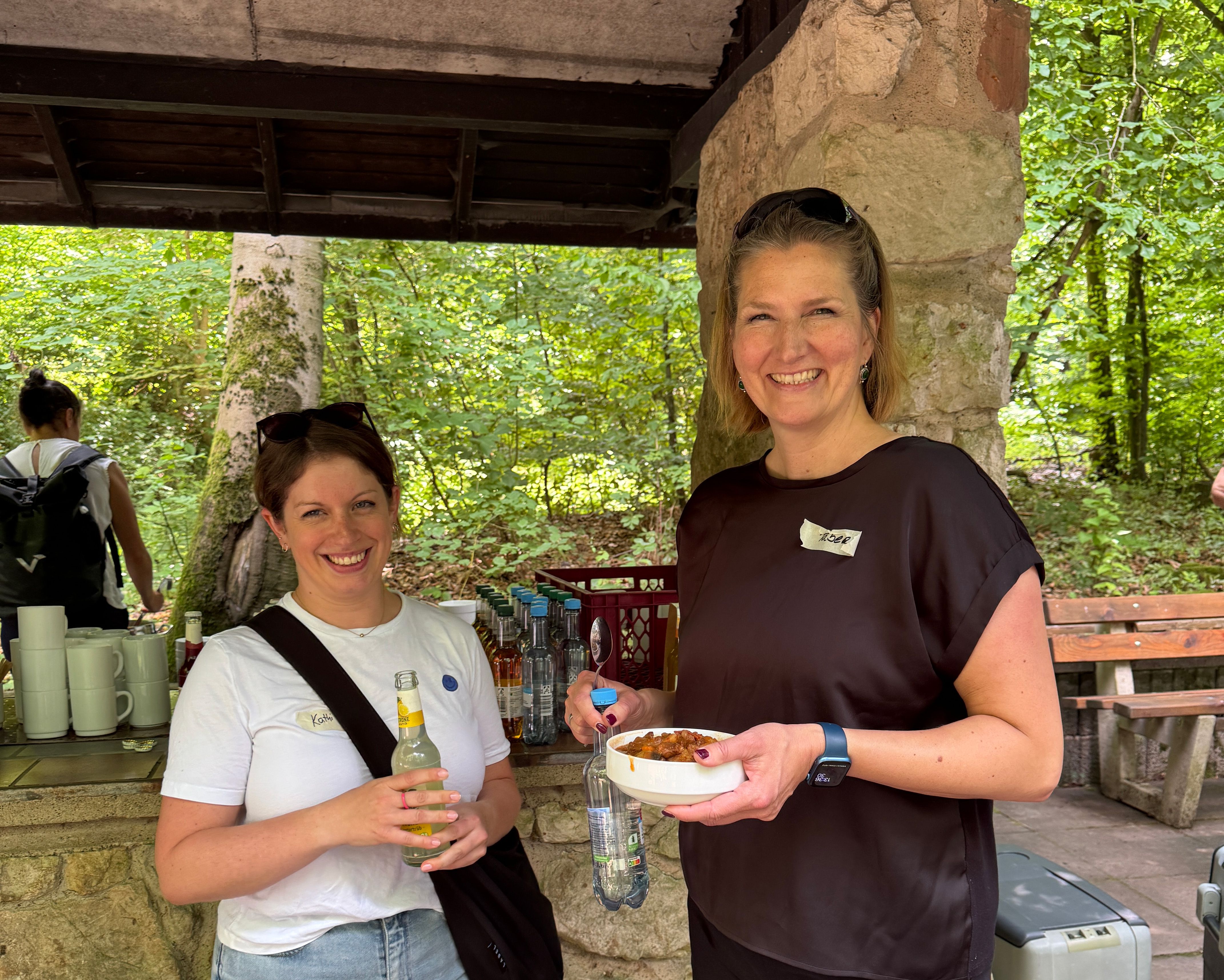 Mittagspause im Wald: ZKfN-Geschäftsführerin Katharina Zickwolf und Tabea Golgath (MWK).
