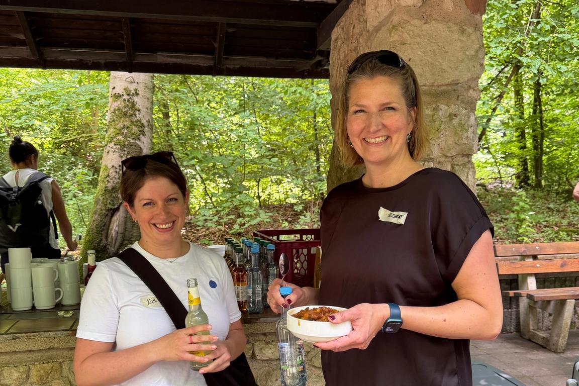 Mittagspause im Wald: ZKfN-Geschäftsführerin Katharina Zickwolf und Tabea Golgath (MWK).