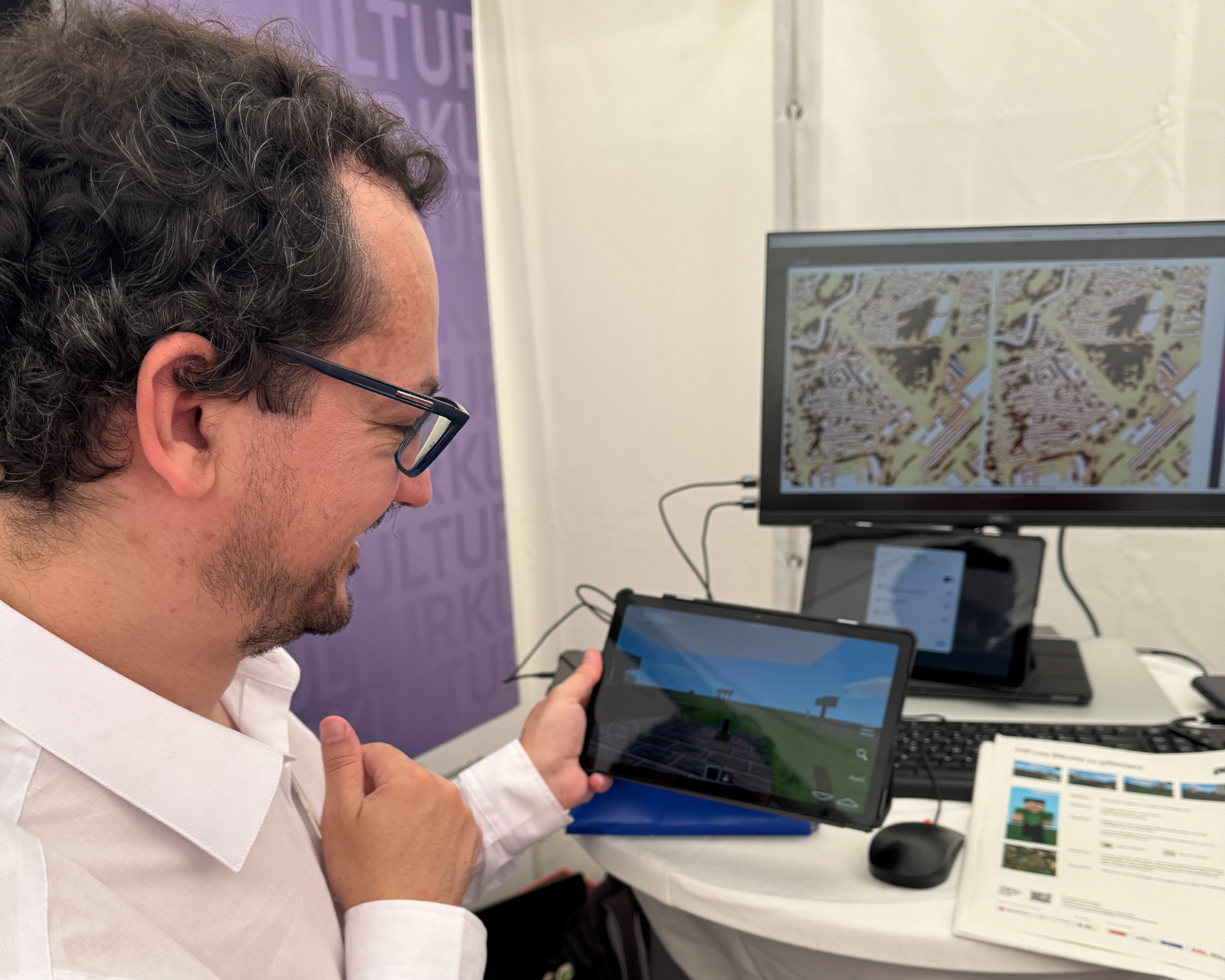 Gemeinsam mit Esteban Muñoz gestalten Besucher*innen virtuelle Stadträume und testen Maßnahmen zur Verbesserung des Stadtklimas.