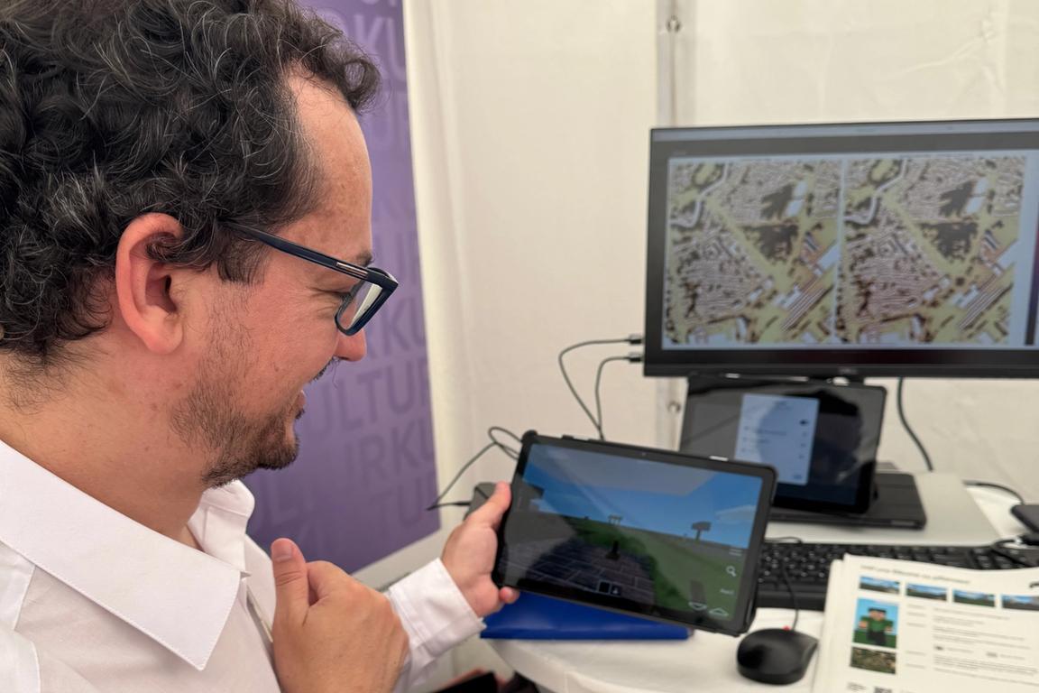 Gemeinsam mit Esteban Muñoz gestalten Besucher*innen virtuelle Stadträume und testen Maßnahmen zur Verbesserung des Stadtklimas.
