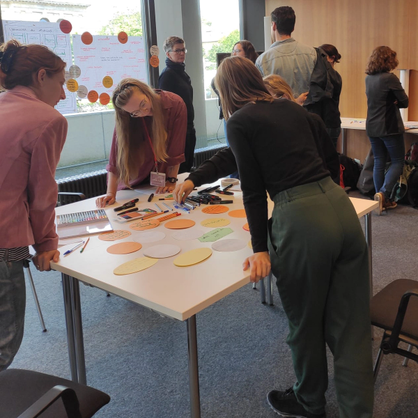 The participants of the ZKfN workshop at TUmorrow Days in the working phase.