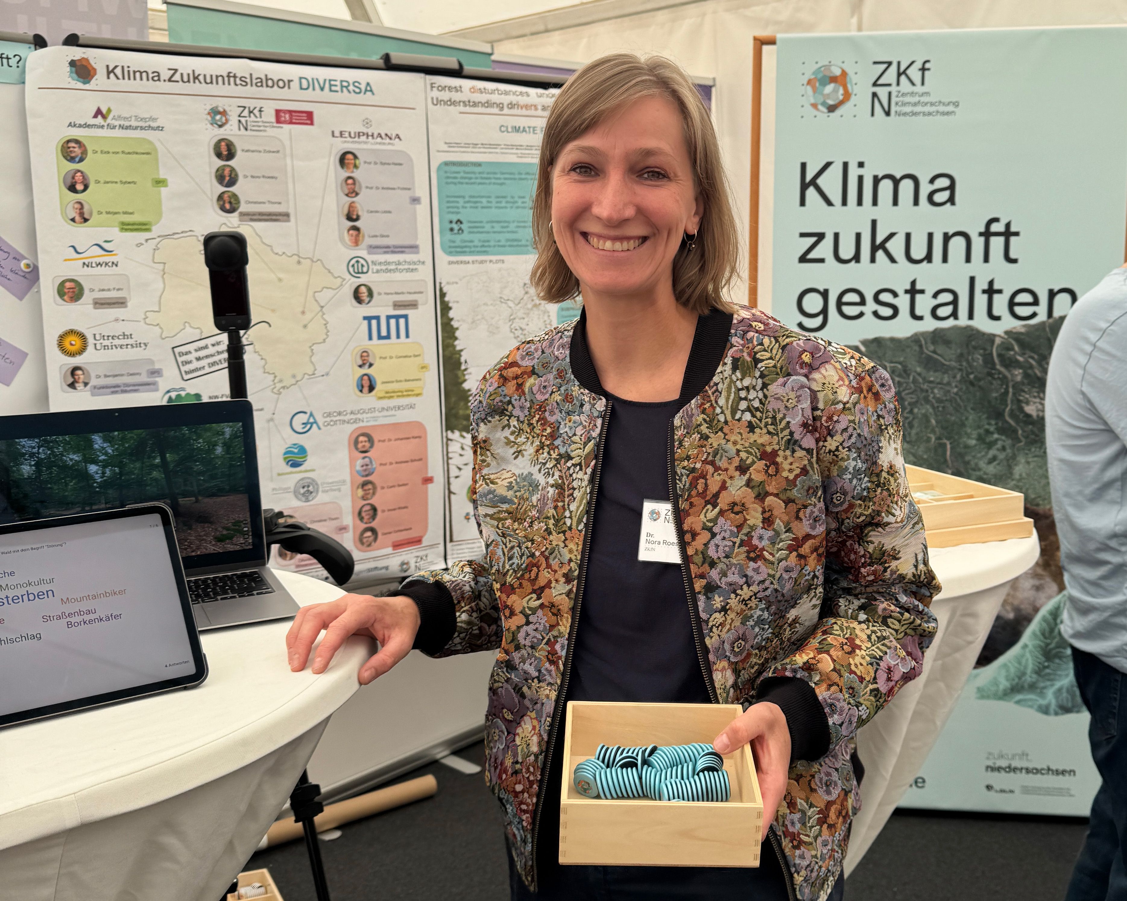 Gut ausgestattet für drei Tage Austausch: Nora Roesky mit dem ZKfN-Material für Besucher*innen des Tags der Niedersachsen.