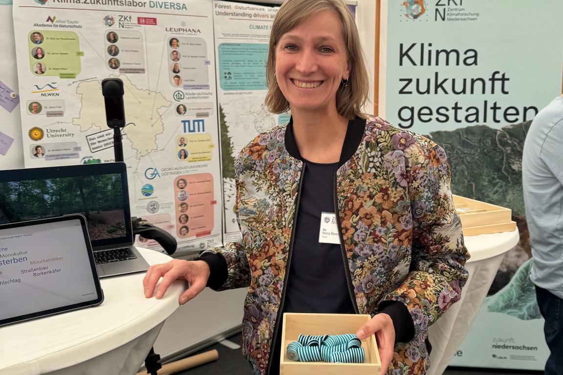 Gut ausgestattet für drei Tage Austausch: Nora Roesky mit dem ZKfN-Material für Besucher*innen des Tags der Niedersachsen.