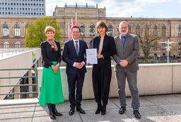 Übergabe des Förderbescheids für das Zentrum Klimaforschung Niedersachsen: (v.l.) TU-Präsidentin Angela Ittel, Niedersachsens Minister für Wissenschaft und Kultur Falko Mohrs, ZKfN-Geschäftsführerin Katharina Beckmann und der Vizepräsident für Digitalisierung und Nachhaltigkeit (m.d.W.d.G.b.) Prof. Manfred Krafczyk