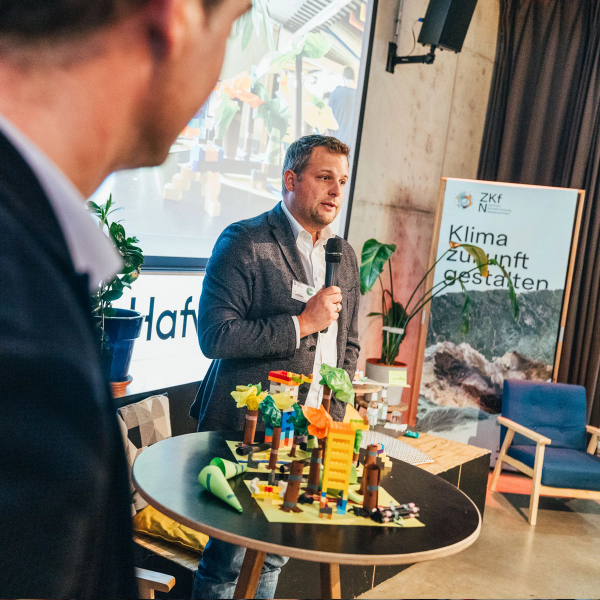 Teilnehmende des Auftaktsymposiums bei der Vorstellung ihrer Arbeitsergebnisse