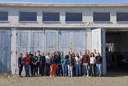 Gruppenbild der Teilnehmenden des OpenCultures-Kick-offs bei der Begehung des Nordcampus der TU Braunschweig.