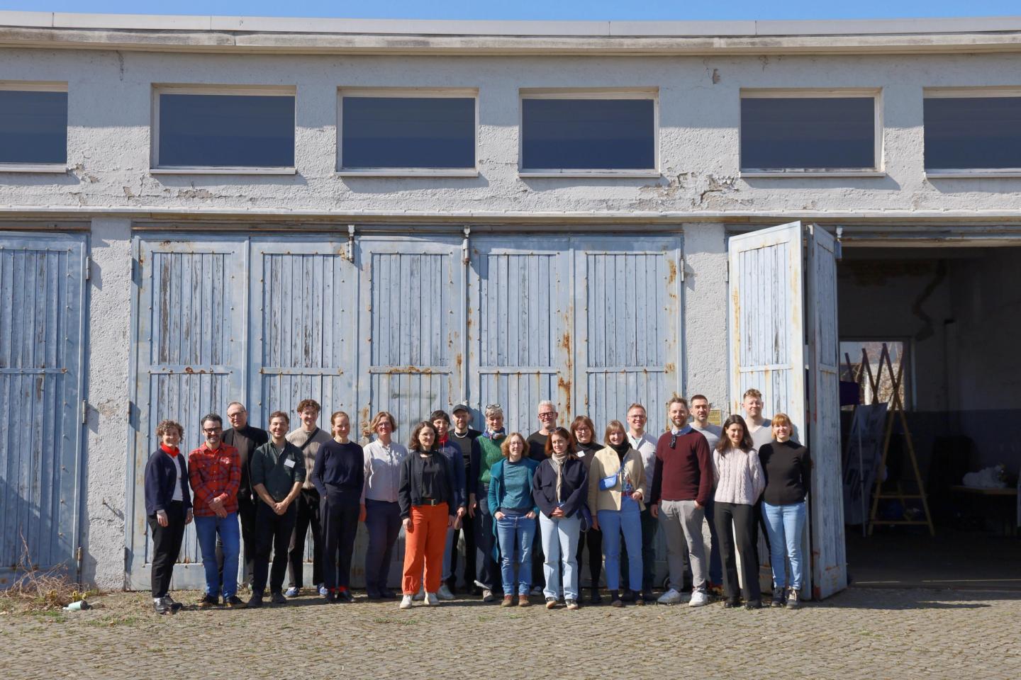 Gruppenbild der Teilnehmenden des OpenCultures-Kick-offs bei der Begehung des Nordcampus der TU Braunschweig.