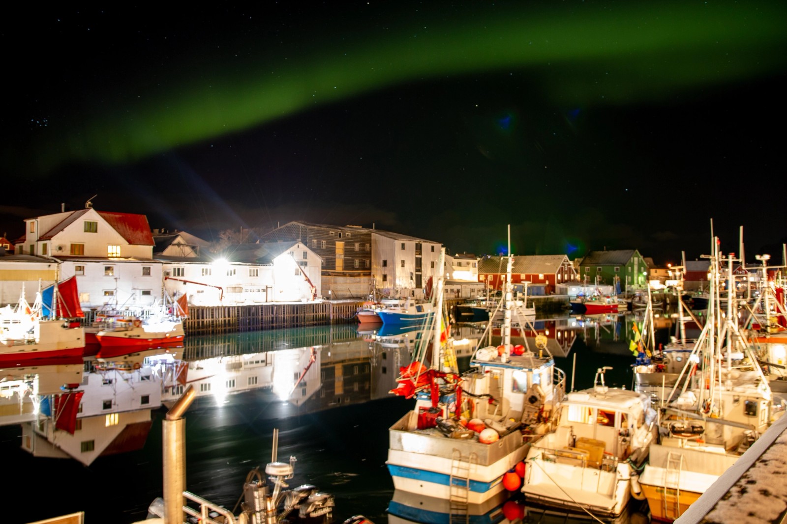 Aurora Borealis illuminating the harbor in Henningsvær