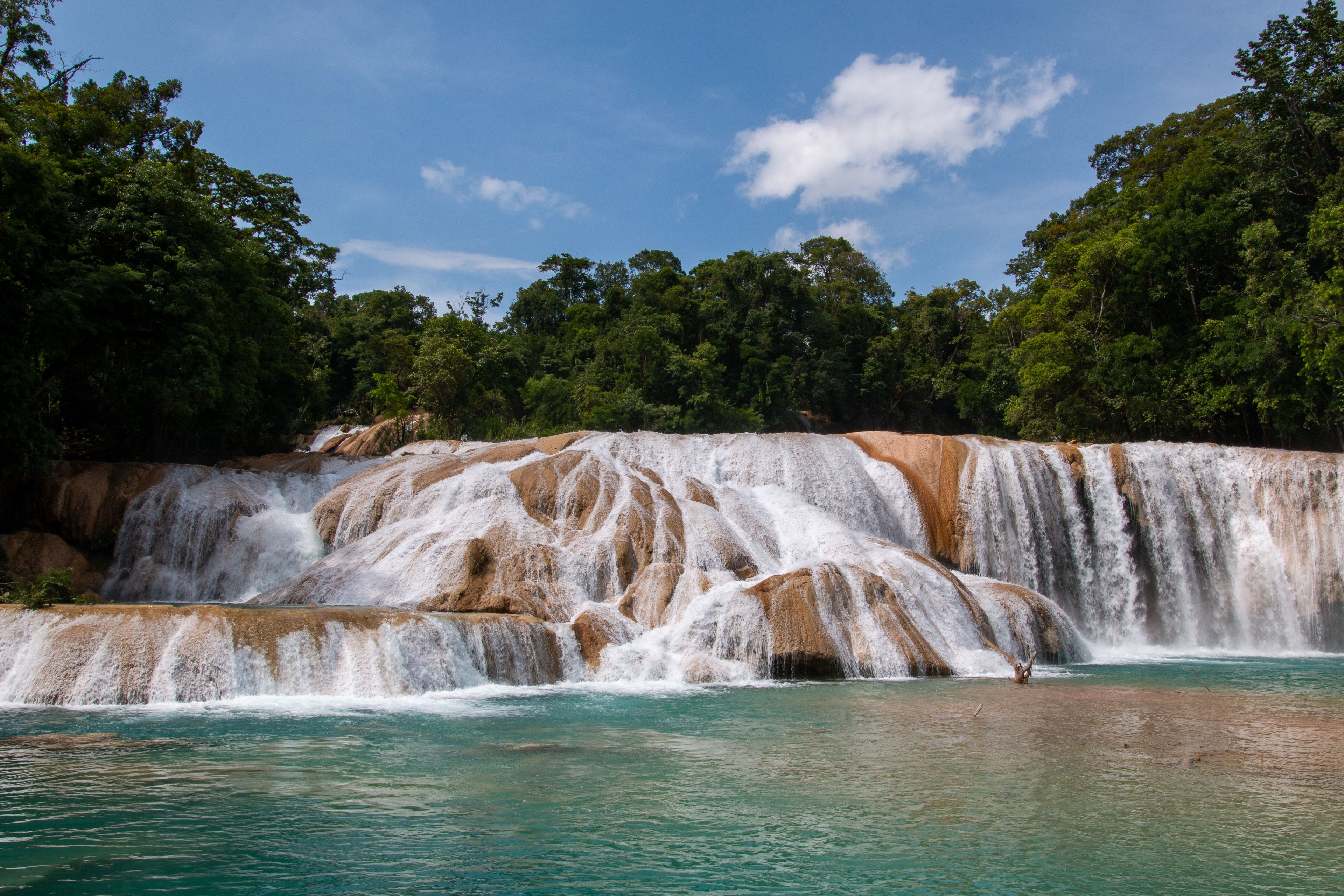 Cascades de agua azul