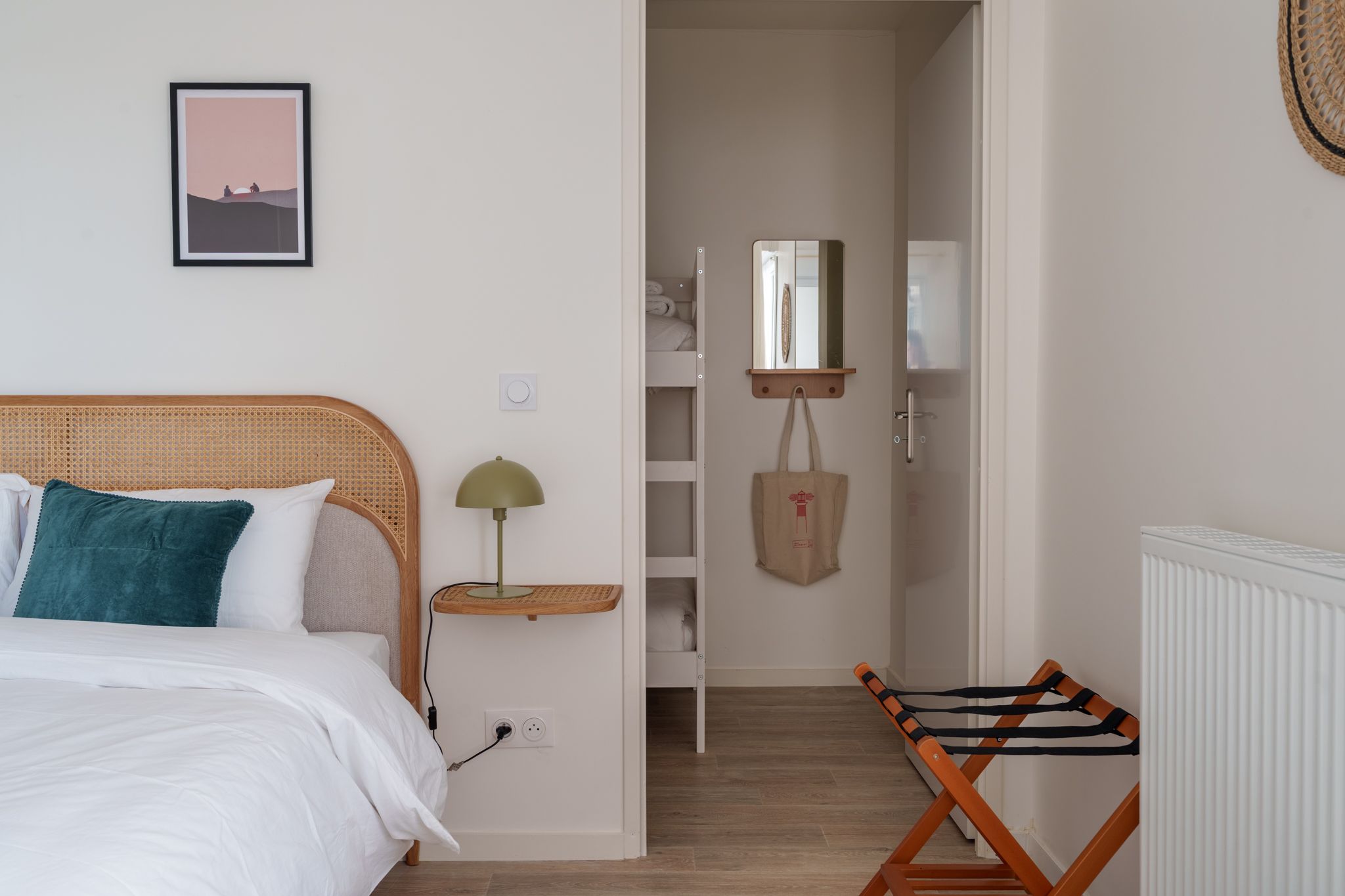 Chambre principale avec porte-bagages et vue sur les lits superposés