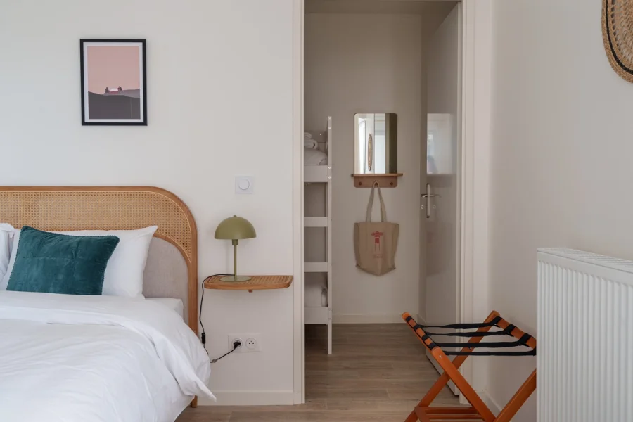 Chambre principale avec porte-bagages et vue sur les lits superposés