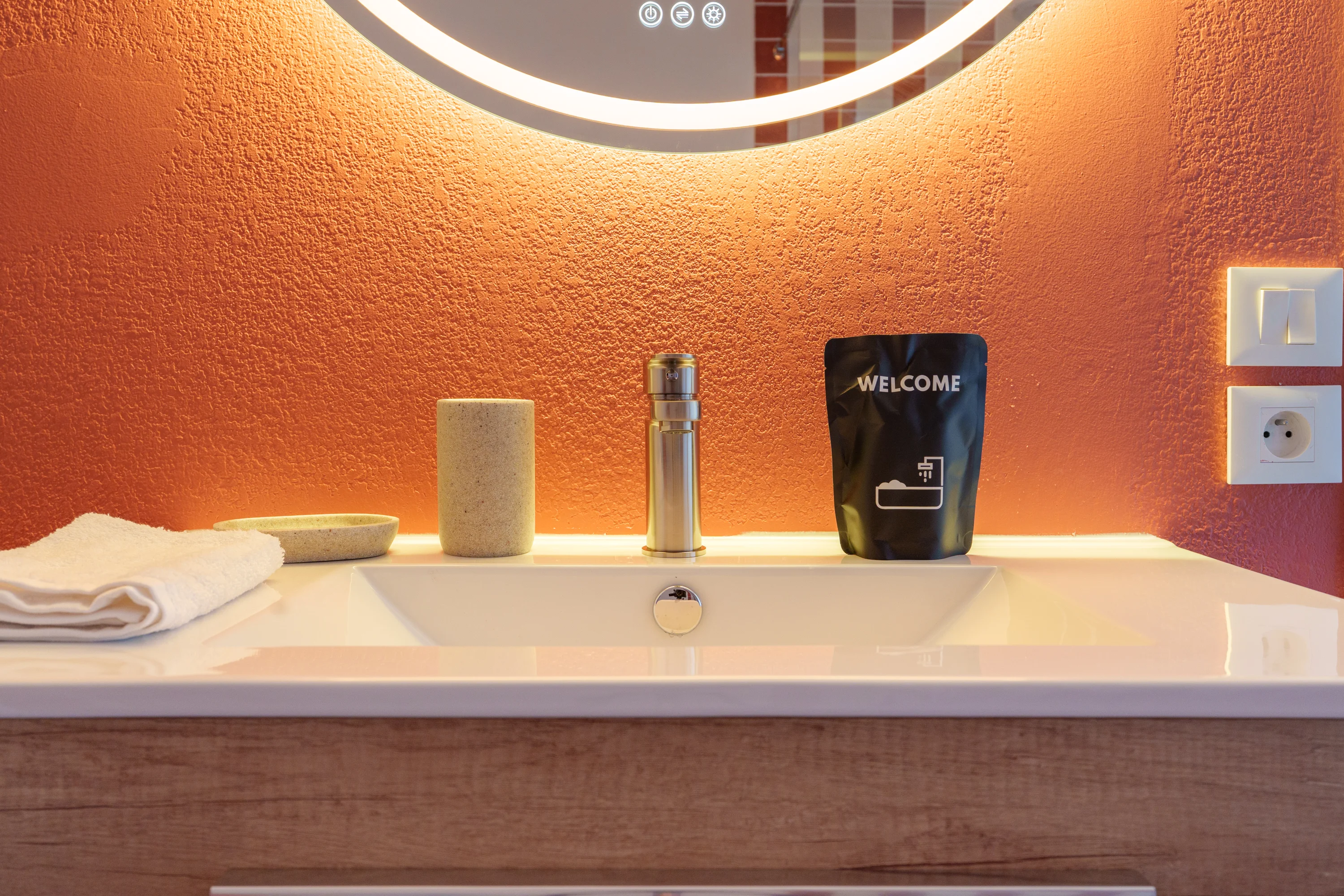Kit de bienvenue posé sur la vasque de la salle de bain du Carré Lumière