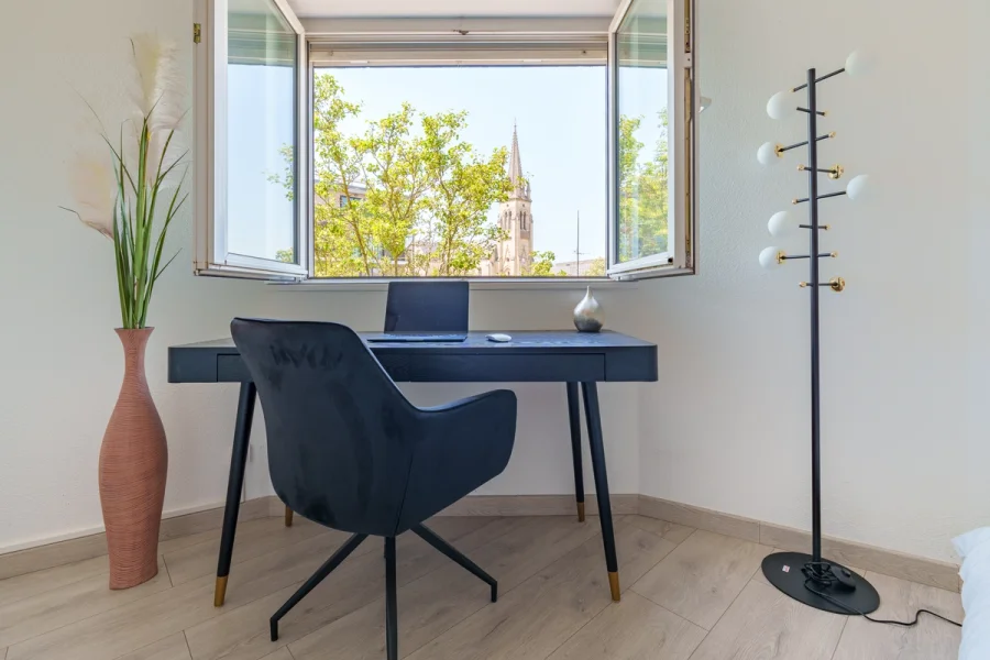 Bureau face à la fenêtre avec vue sur le clocher, idéal pour le télétravail