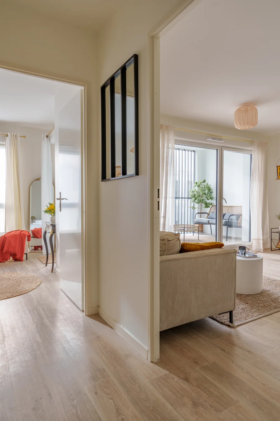 Couloir desservant la chambre et le salon ouvert sur la loggia