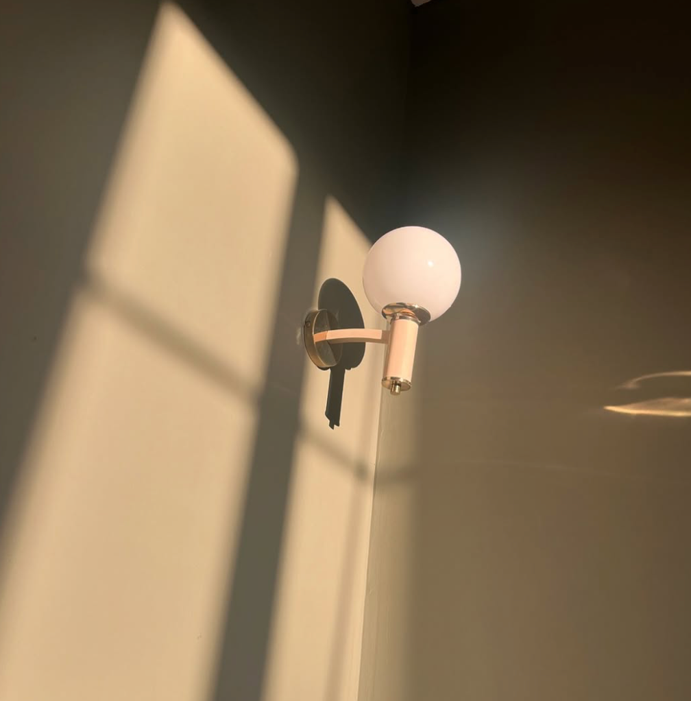 Applique murale vintage à globe blanc dans la lumière du soir