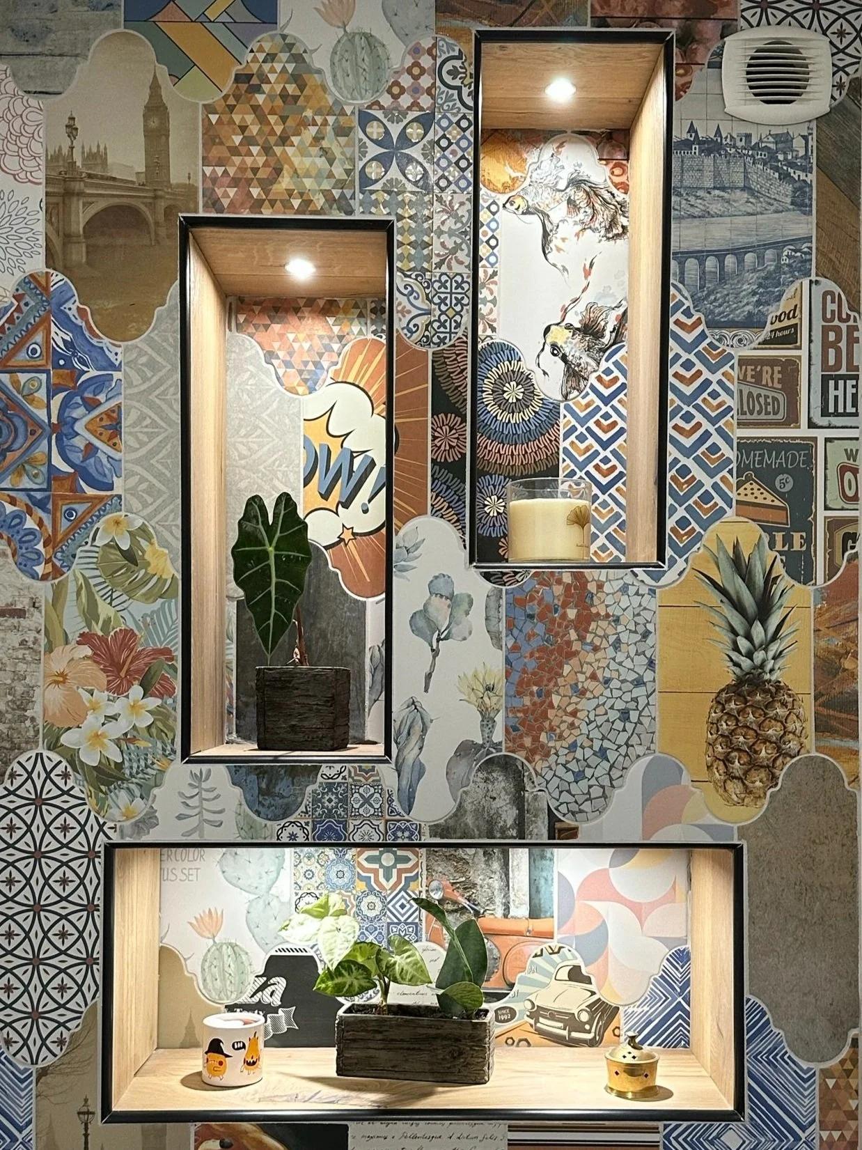 Mur couvert de carreaux décoratifs avec trois niches éclairées, réalisé par VYKR